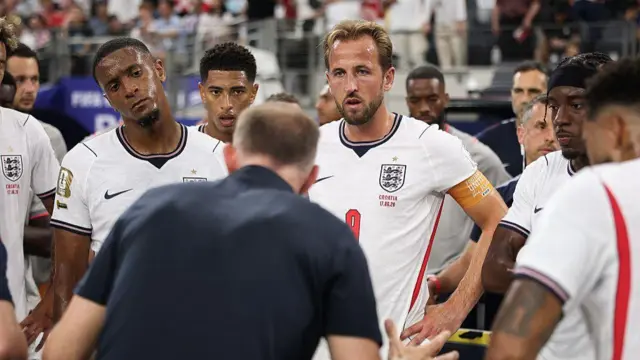 Harry Kane (n° 9) de l'Angleterre écoute Thomas Tuchel, sélectionneur de l'Angleterre, lors d'une pause d'hydratation pendant le match du groupe L de la Coupe du monde de la FIFA 2026 opposant l'Angleterre à la Croatie au Dallas Stadium, le 17 juin 2026 à Dallas, au Texas.