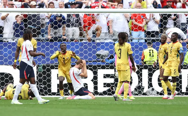 Harry Kane (n°9) de l'Angleterre réagit après avoir manqué une occasion