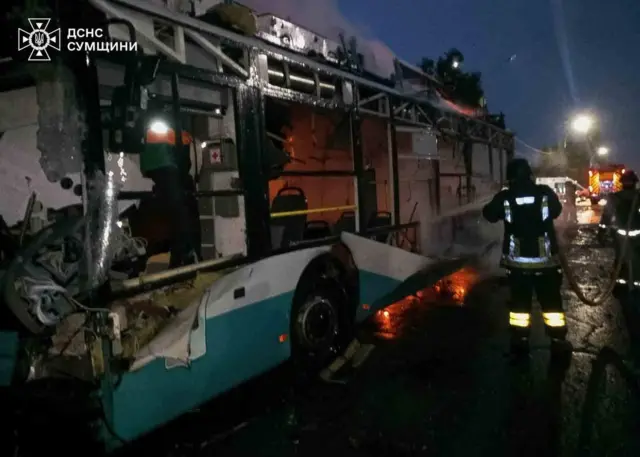 Спасатели сообщили о трех в результате авиаудара по городу Сумам и показали сгоревший троллейбус