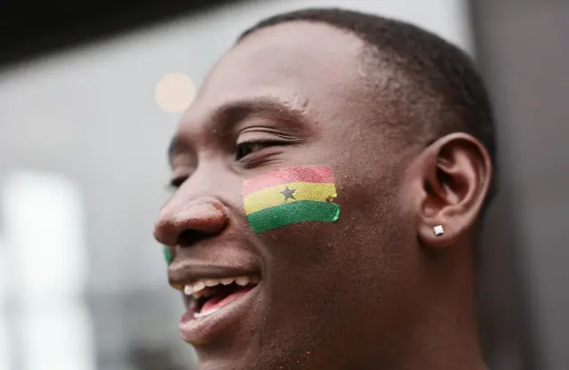 Supporter avec un drapeau du Ghana peint sur le visage