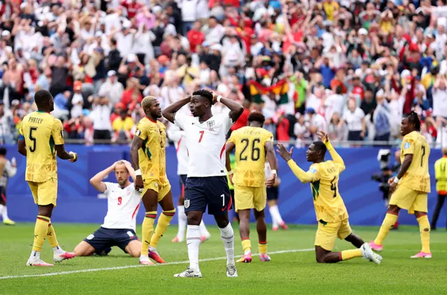Bukayo Saka bute sur la défense du Ghana