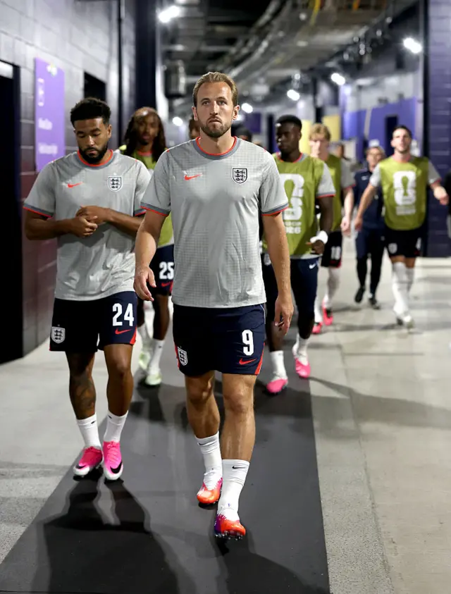 Harry Kane (n°9) de l'Angleterre mène son équipe à l'échauffement avant le match