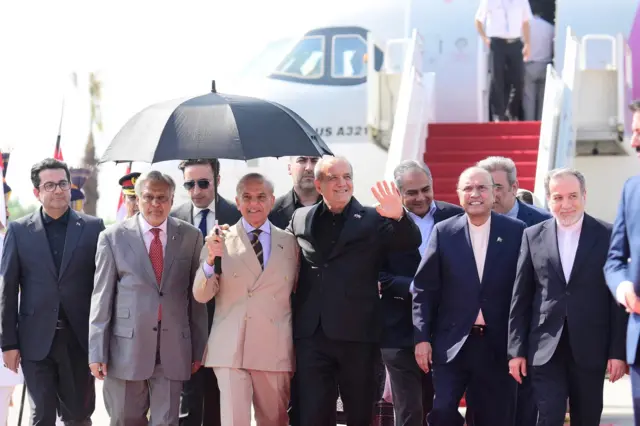 عباس عراقچی، آصف‌علی زرداری، مسعود پزشکیان، شهباز شریف و اسحاق دار