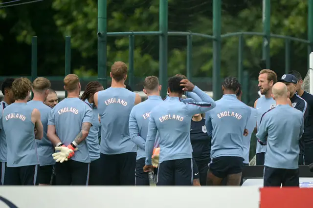 Harry Kane (à droite) s'adresse à ses coéquipiers lors d'une séance d'entraînement avant le match de la Coupe du monde de football 2026 entre l'Angleterre et le Ghana