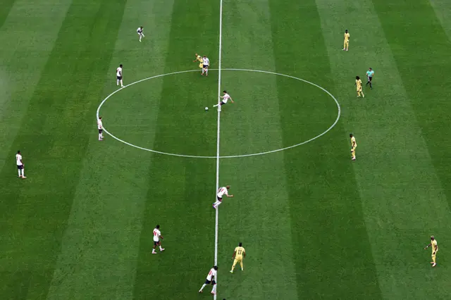 Declan Rice (n°4) de l'Angleterre donne le coup d'envoi du match