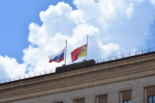 приспущенные в знак траура флаги России и Воронежской области