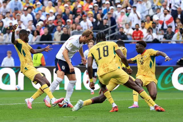 Harry Kane pris en tenaille par la défense du Ghana