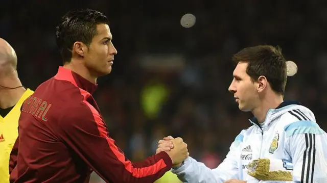 Messi da Ronaldo sun yi musayar hannu kafin su buga wa kungiyoyinsu na kasa da kasa, Argentina da Portugal