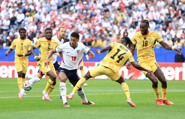 Jude Bellingham (n° 10, Angleterre) est mis à l'épreuve par Gideon Mensah (n° 14, Ghana) l