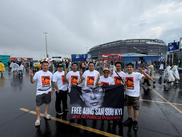 ကမ္ဘာ့ဖလားကွင်းပြင်က ဒေါ်အောင်ဆန်းစုကြည် လွတ်မြောက်ရေးလှုပ်ရှားမှု