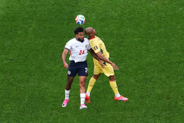 Reece James (n° 24) (Angleterre) et Jordan Ayew (n° 9) (Ghana) disputent le ballon