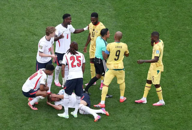 Harry Kane, n° 9 de l'équipe d'Angleterre, est allongé sur le terrain