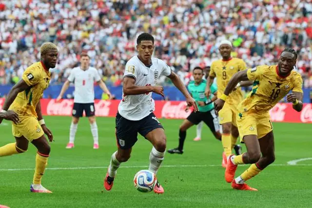 Jude Bellingham (Angleterre) et Jérôme Opoku (Ghana) s'affrontent
