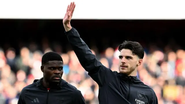 Thomas Partey et Declan Rice, joueurs d'Arsenal, avant le match de Premier League opposant l'Arsenal FC au West Ham United FC à l'Emirates Stadium, le 22 février 2025 à Londres, en Angleterre. (