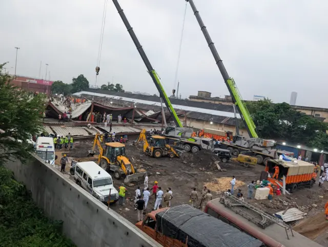 ঘটনাস্থলে উদ্ধারের কাজ চলছে