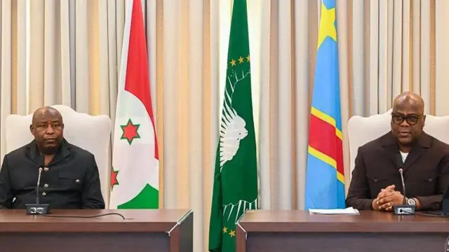 Perezida w'Uburundi Evariste Ndayishimiye na Félix Tshisekedi  wa DRC ariko batanga ikiganiro