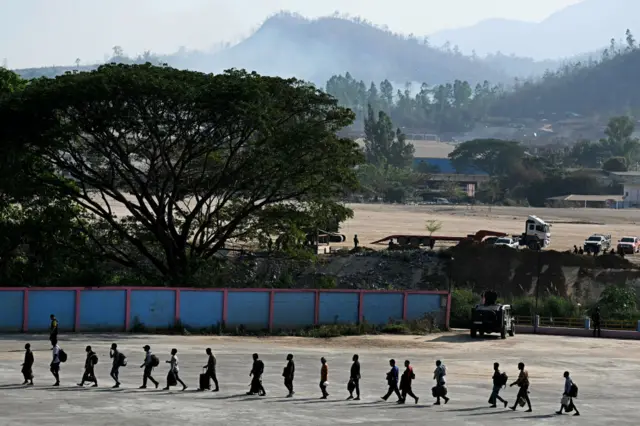 DKBA ထိန်းချုပ်ထားတဲ့ ကျောက်ခက်ရွာက ကျားဖြန့်လုပ်ငန်းတွေမှာ ပိတ်မိနေတဲ့ ပြည်ပနိုင်ငံသားတွေကို ထိုင်းစစ်တပ်က ကယ်ထုတ်နေတဲ့ မြင်ကွင်း (ပုံဟောင်း)