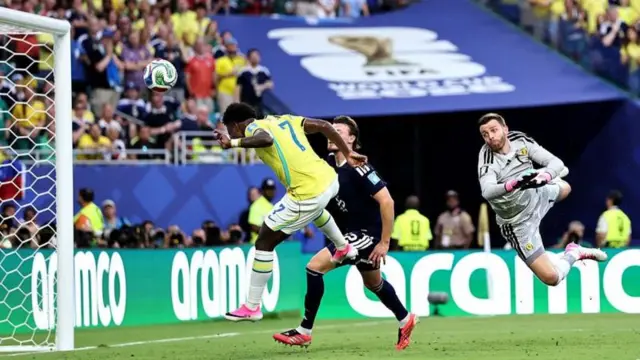 Vini Jr fazendo gol para Brasil