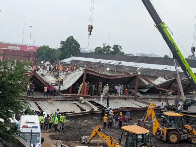 তারাতলায় ভেঙে পড়া গুদামের ছবি
