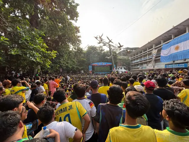 ঢাকা বিশ্ববিদ্যালয়ের টিএসসি এলাকায় বড় পর্দায় খেলা দেখার আয়োজন করা হয়