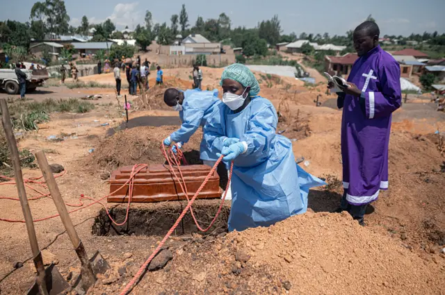 Amatsinda y'abakozi bo mu muryango wa Croix-Rouge na Croissant-Rouge bategura aho gushyingura, mu irimbi rya Mbiyo, imfubyi ya kane yishwe na Ebola, yo mu kigo cy'imfubyi cy'i Bunia, mu ntara ya Ituri, muri Repubulika ya Demokarasi ya Congo. Ifoto yo ku itariki ya 19 Kamena (6) mu mwaka wa 2026.
