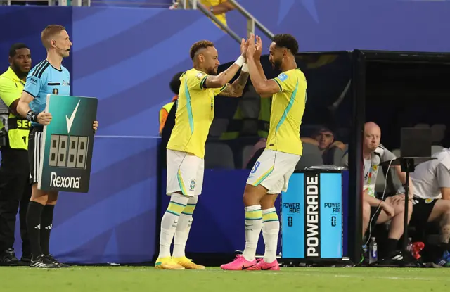 Neymar entrando em campo