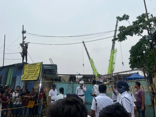 বেশ কয়েকজন কর্মী চাপা পড়ে রয়েছেন বলে আশঙ্কা করা হচ্ছে