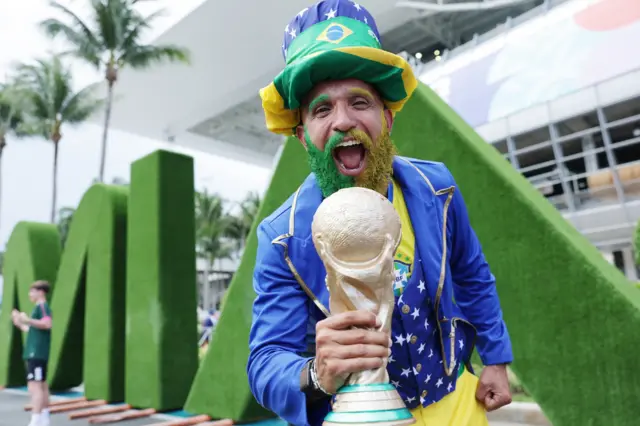 مشجع يحمل نسخة من كأس العالم