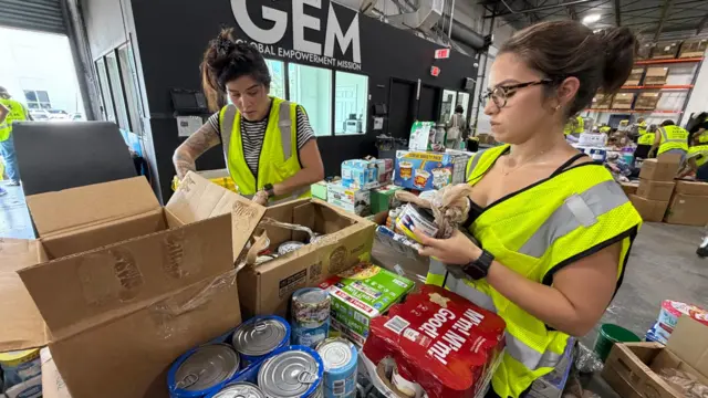 Dos voluntarios organizan el acopio de ayuda
