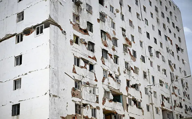 Un edificio parcialmente destruido tras los terremotos.