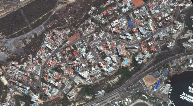 La imagen satelital de Vantor muestra el barrio de Playa Grande con sus bloques de pisos e infraestructuras intactos antes del terremoto de 2026.