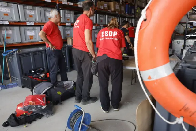 mienbros de equipos de rescate de madrid se preparan para viajar a Venezuela