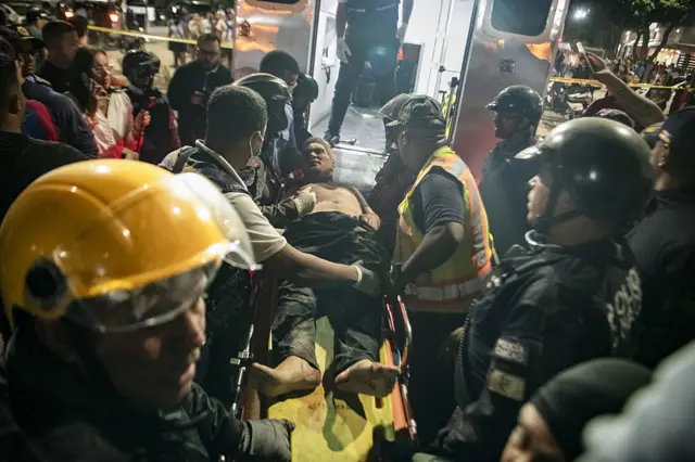 Un sobreviviente de un derrumbe en Altamira es trasladado por los servicios de emergencia.