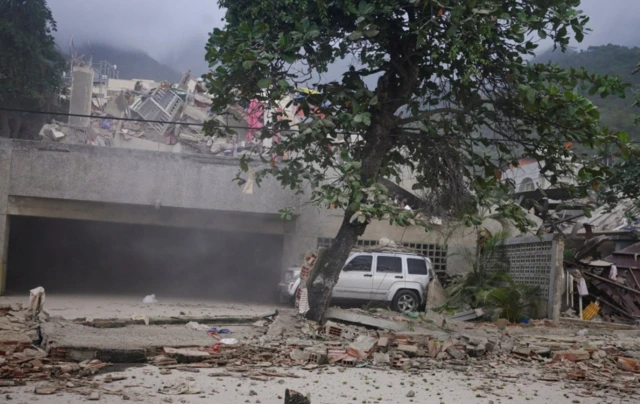 Escombros de un edificio colapsado tras el terremoto en La Guaira, Venezuela, 24 de junio de 2026. REUTERS/Maxwell Briceno