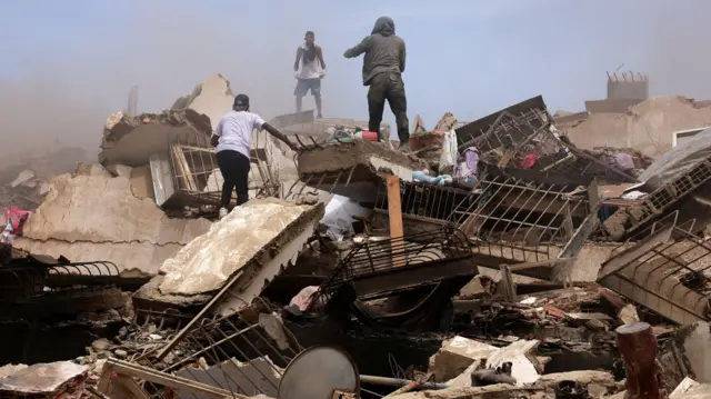 entre los escombros de los edificios derrumbados, tras los terremotos de La Guair