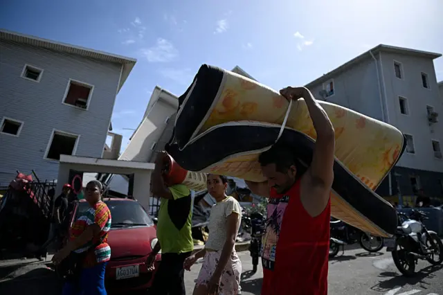 Venezolano cargando un colchón