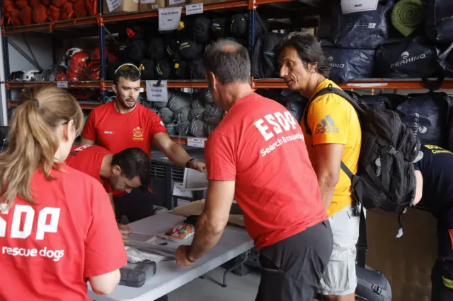 mienbros de equipos de rescate de madrid se preparan para viajar a Venezuela