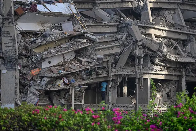 Un edificio colapsado en Catia La Mar.