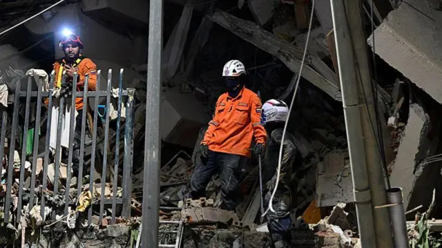 Los equipos de rescate registran los escombros de un edificio derrumbado