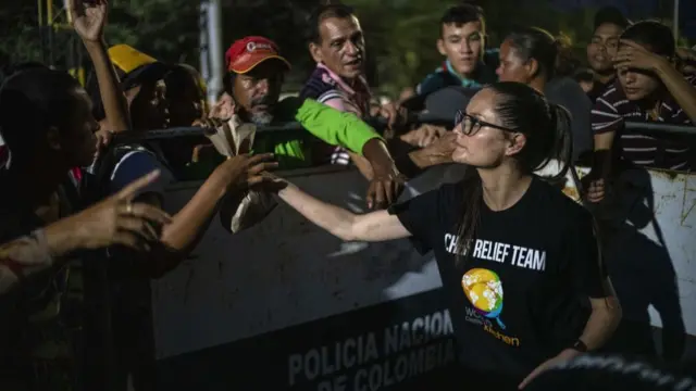 Una voluntaria de World Central Kitchen reparte alimentos en la frontera entre Venezuela y Colombia.