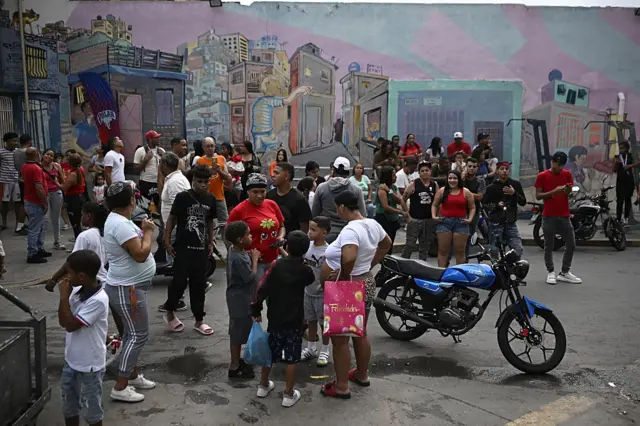 Personas se refugian en Caracas tras los terremotos.
