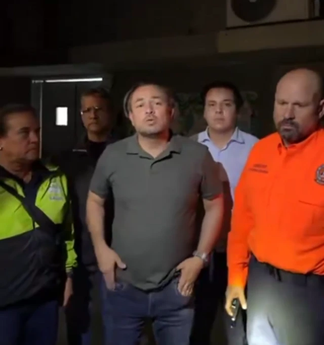 Darwin González, acompañado de personal de emergencias.