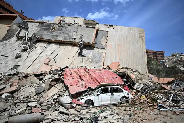 Un auto enterrado bajo los escombros de un edificio en La Guaira.
