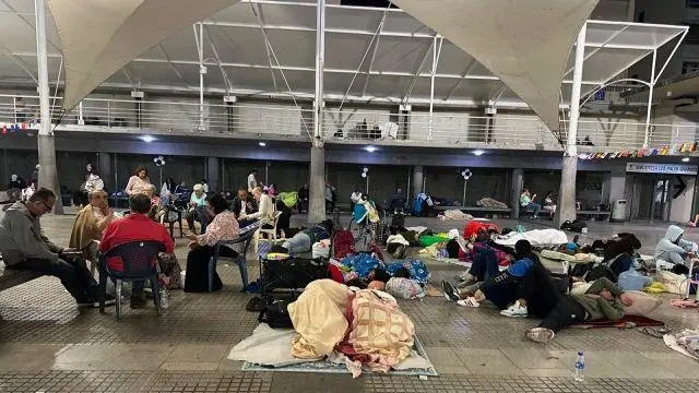 ভূমিকম্পের পর সাধারণ মানুষ শহরের বিভিন্ন স্থানে আশ্রয় নিয়েছেন