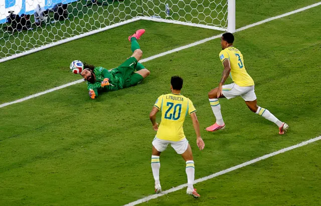 Alisson defendendo