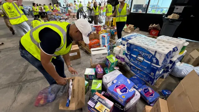 Voluntarios organizan la ayuda que enviarán a Venezuela