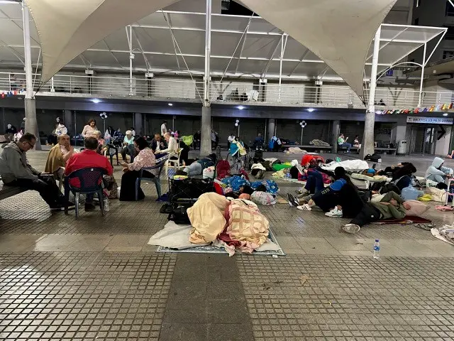 Personas durmiendo en la calle en Caracas.