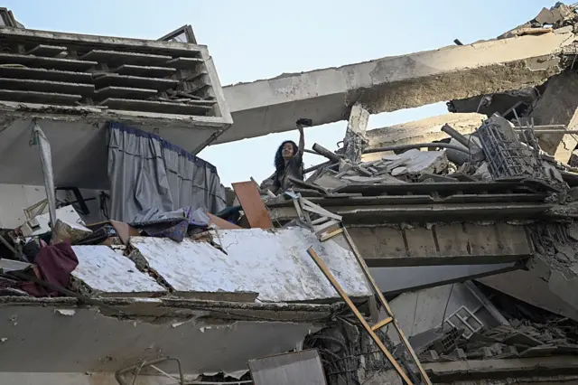 Una mujer pide ayuda en un edificio derrumbado en Catia La Mar, La Guaira.
