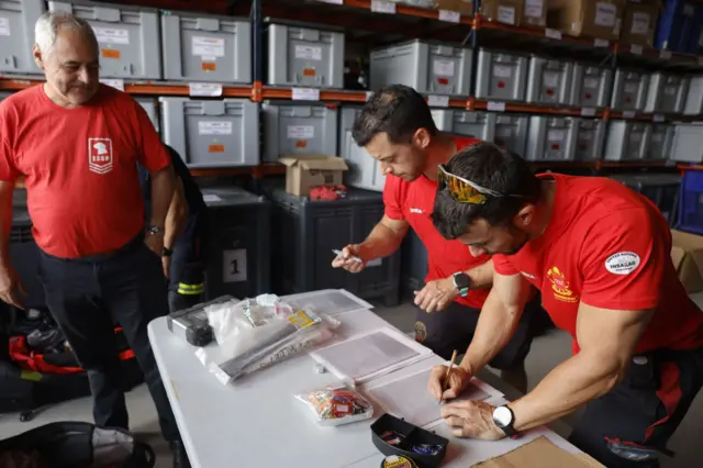 mienbros de equipos de rescate de madrid se preparan para viajar a Venezuela