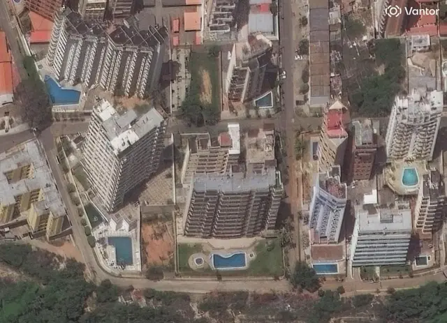 La imagen satelital de Vantor muestra los bloques de apartamentos de Playa Grande, en La Guaira, antes de que se produjeran los daños causados por el terremoto.